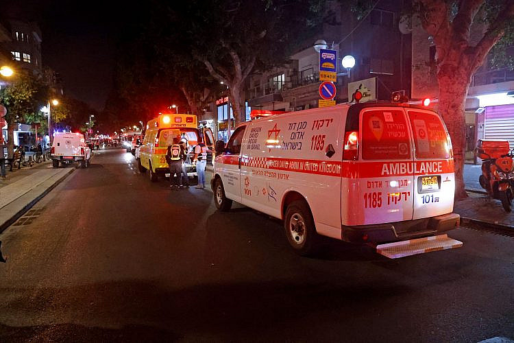 הפיגוע בבר אילקה. אמבולנסים ברחוב דיזנגוף, הערב (צילום: ג'ק גואז/AFP/גטי אימג'ס)