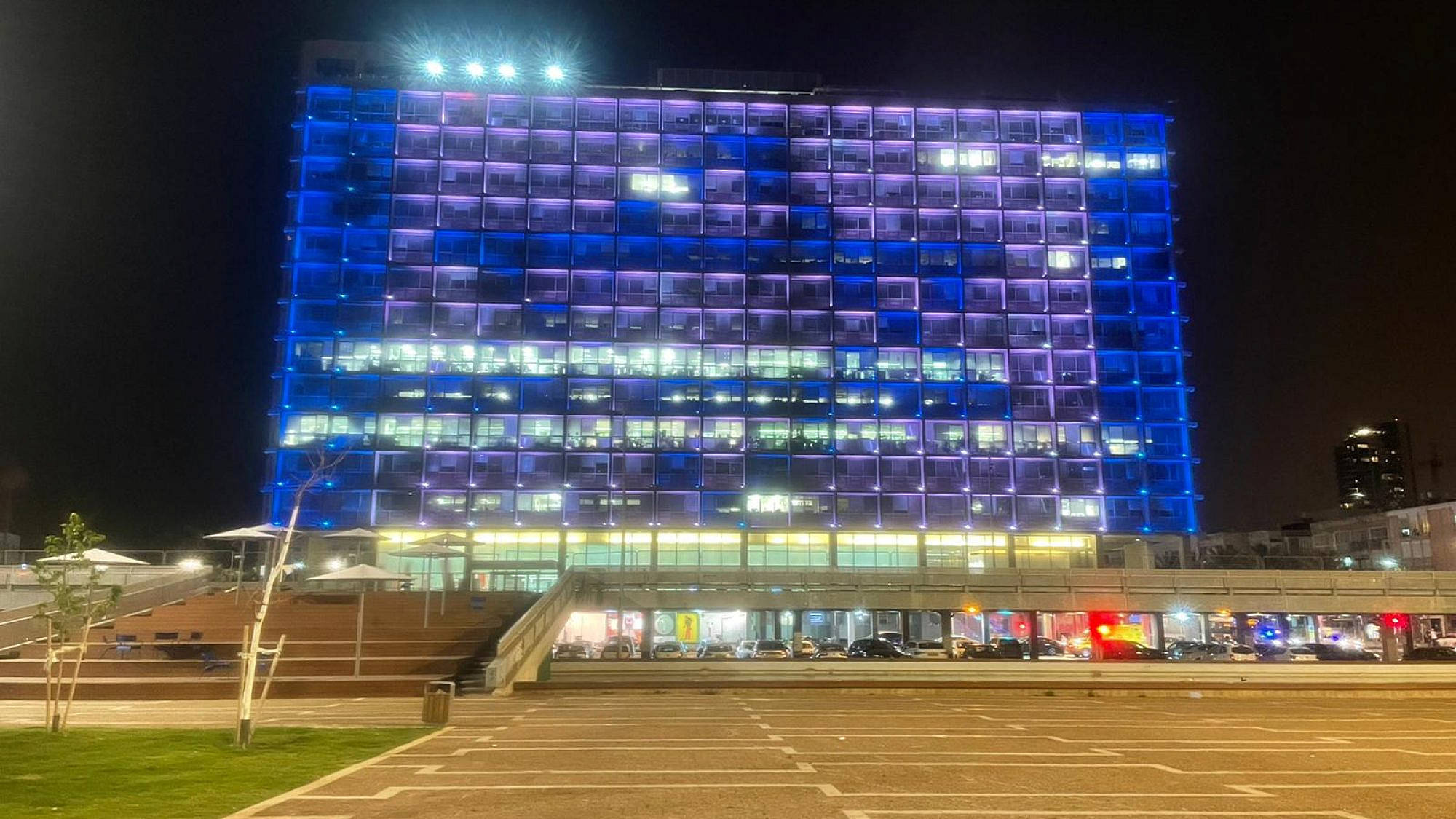 בניין העירייה מואר בדגל ישראל. צילום: דוברות עיריית ת"א-יפו