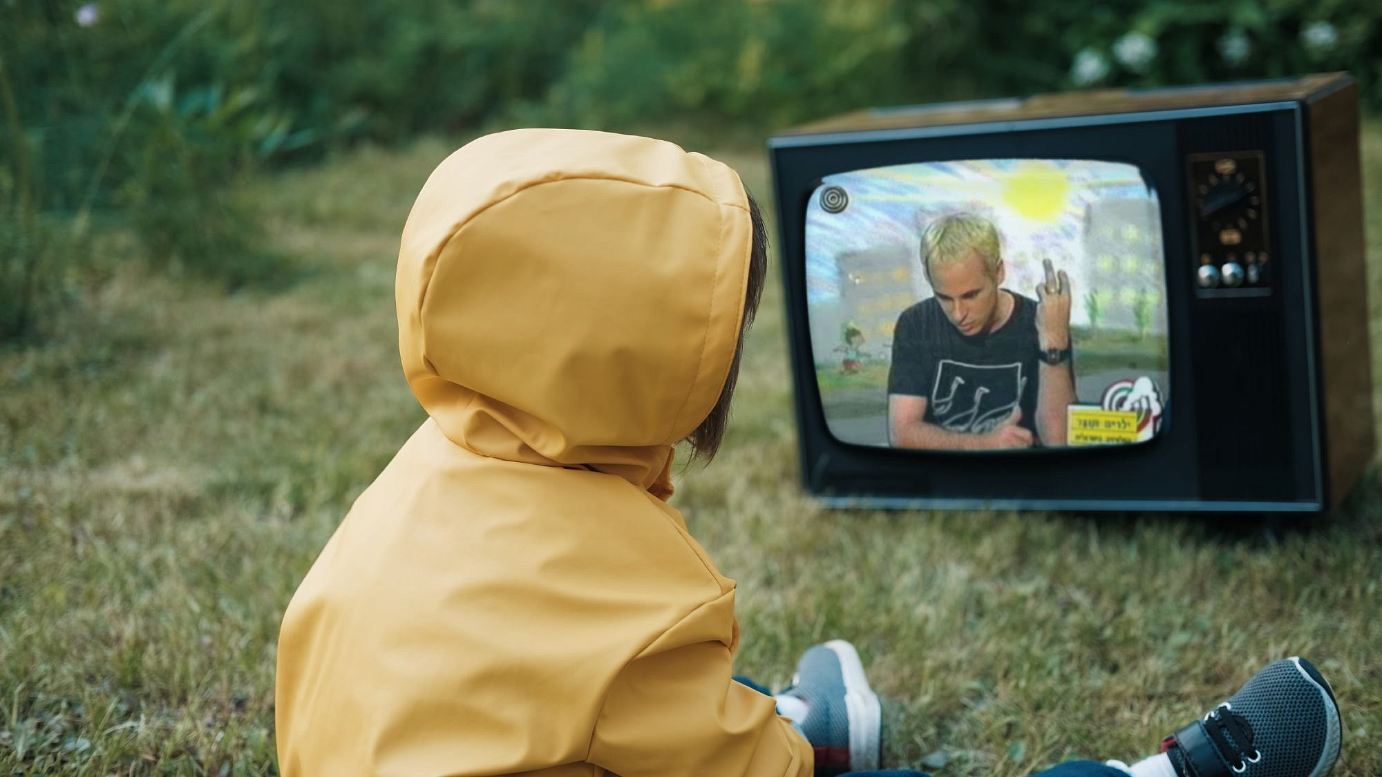 דברים שלא ידענו שמסוכנים בניינטיז. ילד צופה בגדי טאוב מנחה את זאפ לראשון. צילום: Shutterstock, צילום מסך