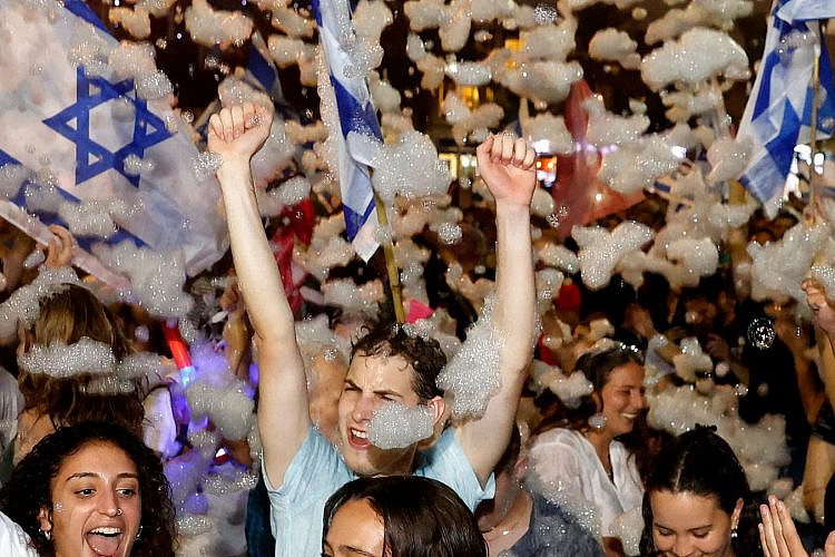 השנה פשוט אי אפשר לשמוח. מסיבת עצמאות בתל אביב, 2022 (צילום: גטי אימג'ס)