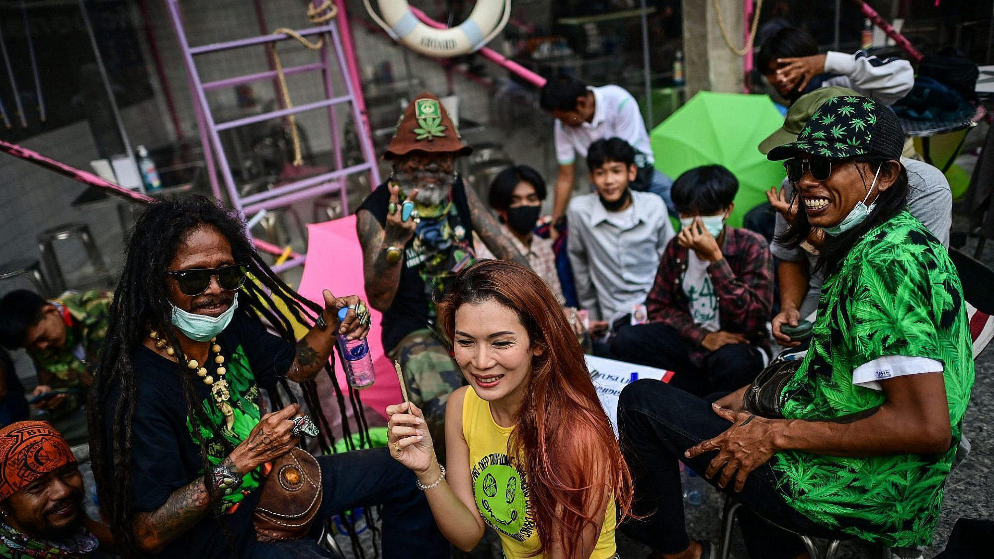 מעשנים בבנגקוק. מצעד הליגליזציה התאילנדי, אפריל 2022 (צילום: גטי אימג'ס)