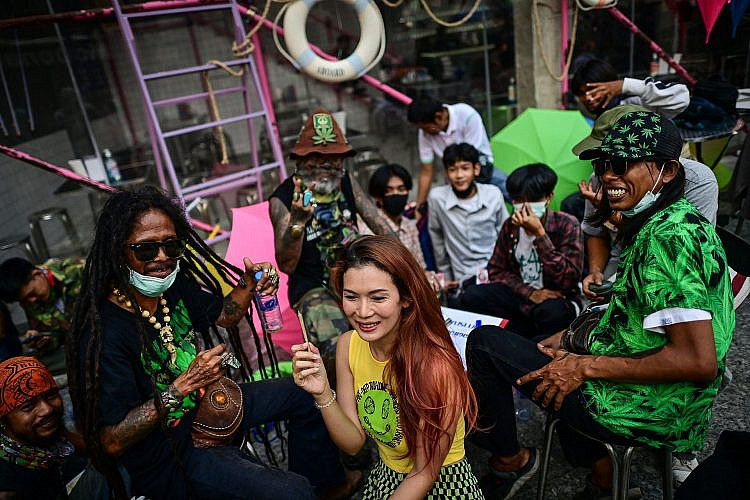 מעשנים בבנגקוק. מצעד הליגליזציה התאילנדי, אפריל 2022 (צילום: גטי אימג'ס)