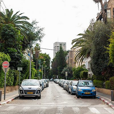 לא בתמונה: אנשים שמצאו מקום חניה. חניה בתל אביב (צילום: shutterstock)