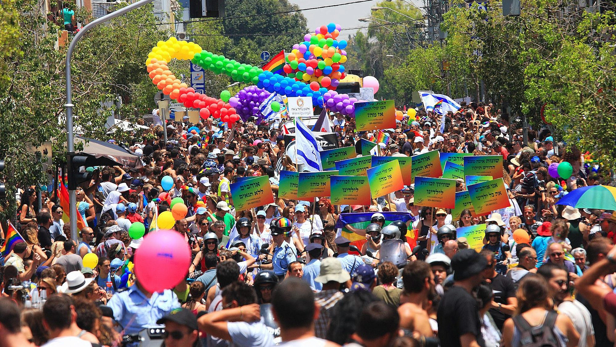 כל העיר דגלים דגלים. מצעד הגאווה בתל אביב. צילום: Shutterstock