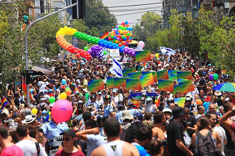 כל העיר דגלים דגלים. מצעד הגאווה בתל אביב. צילום: Shutterstock