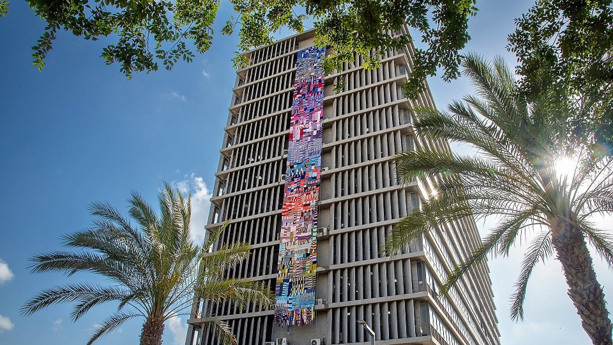 השטיח על בניין העירייה (צילום: מנחם זנבר)