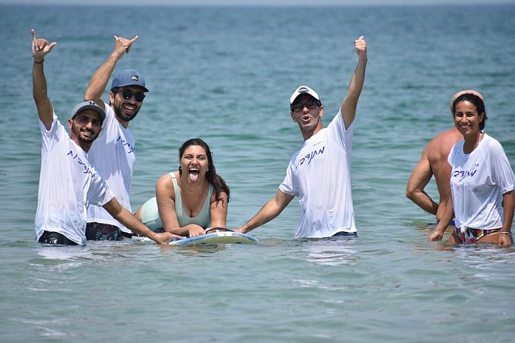 נגישים ומונגשים. צוות Wave Ability בחוף אביב (צילום: דור בן טובים)