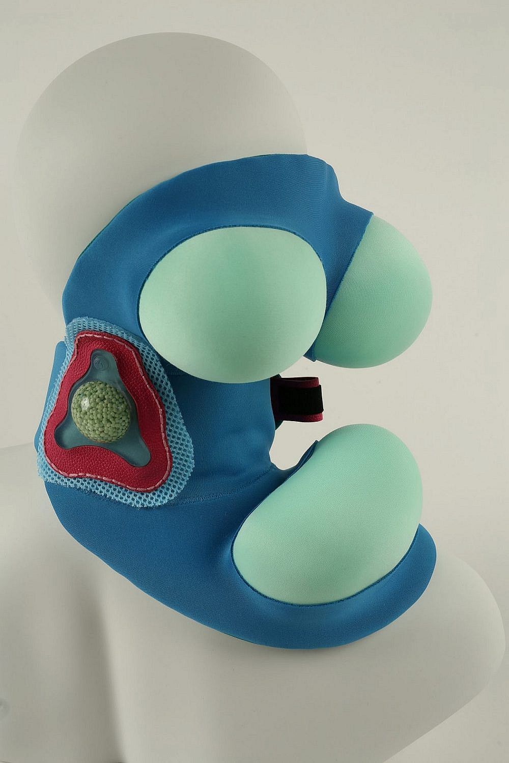 Sleep Snacker Headwear, עבודה של ג'סיקה צ'רלסווורת' (מתוך Catalogue for the Post Human)