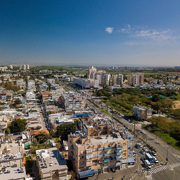 כן, גם זאת תל אביב. מבט ממערב על קריית שלום (מימין) ושכונת עזרא במרחק (משמאל) // (צילום: שאטרסטוק)