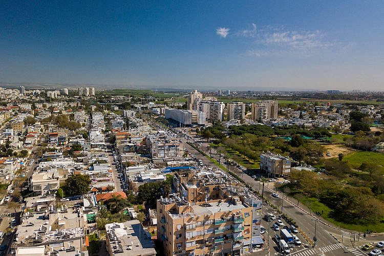 כן, גם זאת תל אביב. מבט ממערב על קריית שלום (מימין) ושכונת עזרא במרחק (משמאל) // (צילום: שאטרסטוק)