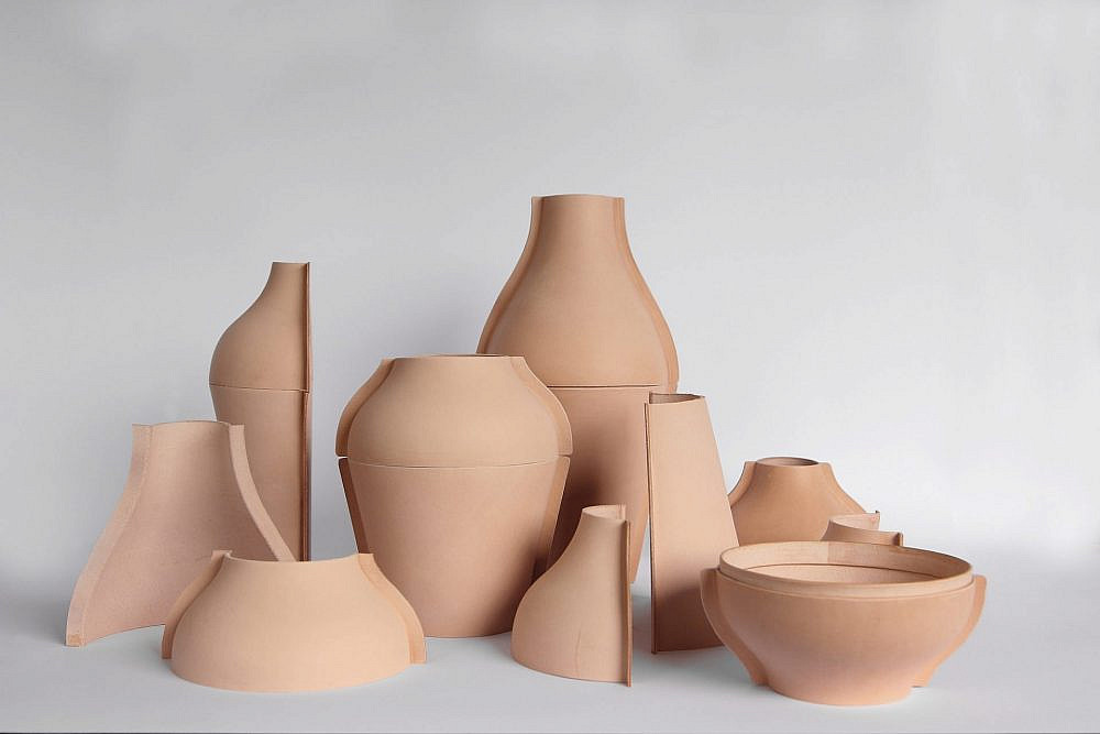 &quot;Leather Vases&quot;, עבודה של טליה לובוטון, מתוך התערוכה &quot;שוד ושבר&quot;