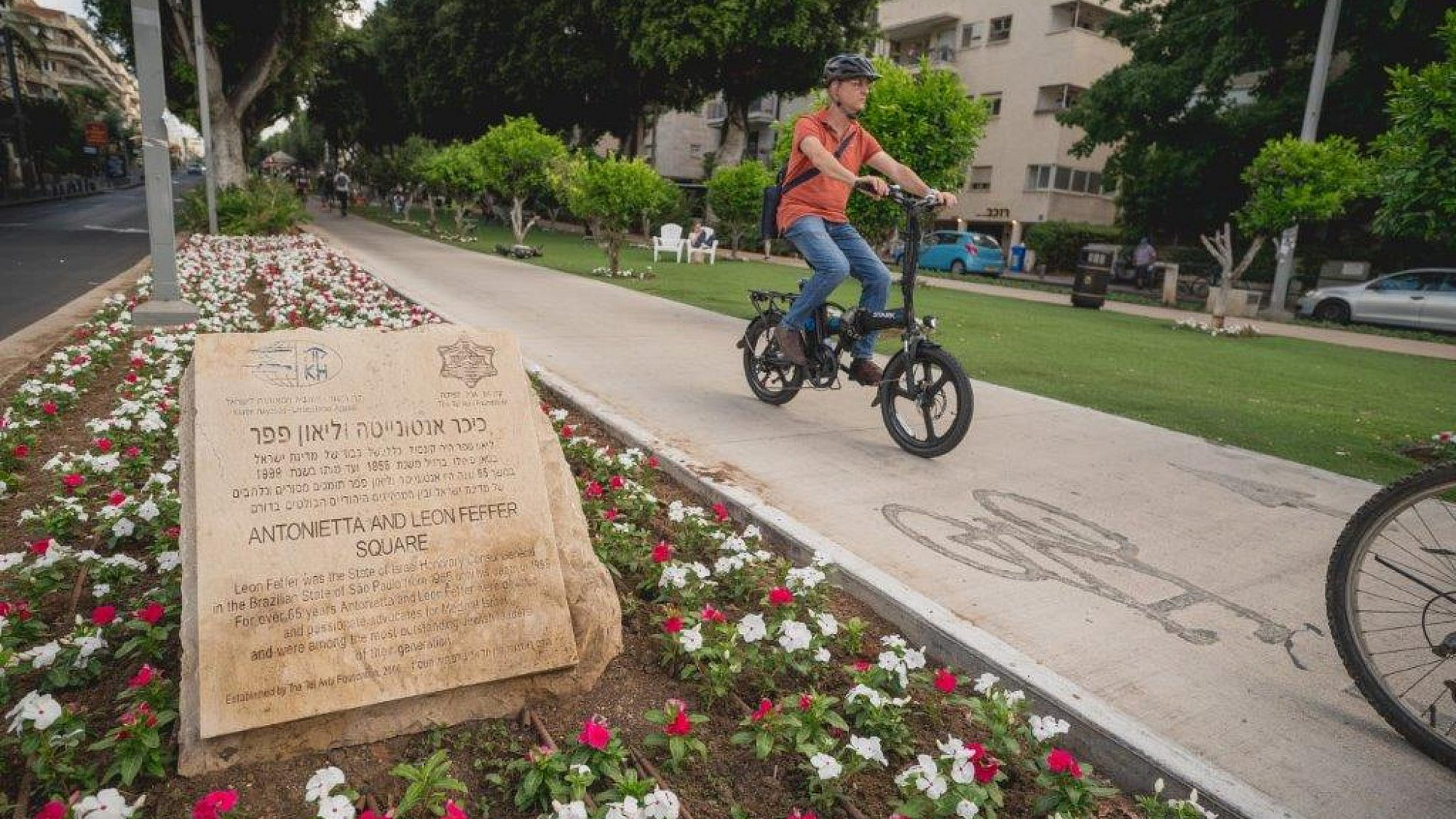 סע לאט. שבילי האופניים בשדרות רוטשילד (צילום: אילן ספירא)
