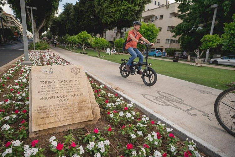 סע לאט. שבילי האופניים בשדרות רוטשילד (צילום: אילן ספירא)