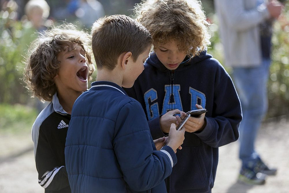 מעצבנים יותר, רועשים יותר, כועסים יותר. ילדים עם סמארטפונים (צילום: גטי אימג'ס)