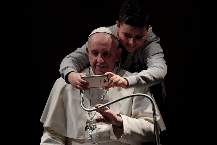 אל תגידו שלא הזהרנו. ילד עם סמארטפון ואפיפיור (צילום: טיציאנה פאבי/AFP/גטי אימג'ס)