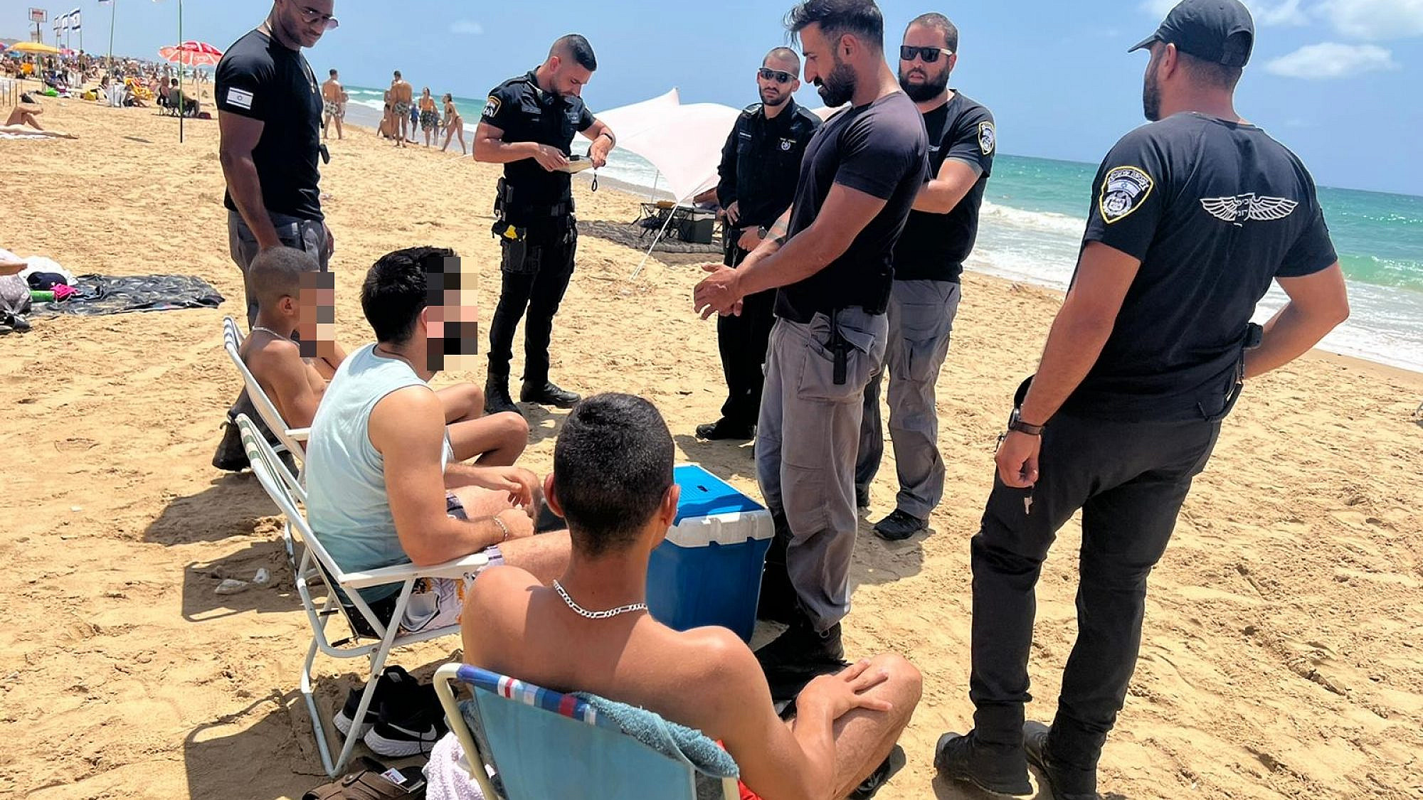 שוטרים בפעולת אכיפה סביבתית בחוף בחיפה (צילום: מייקל טיבי)