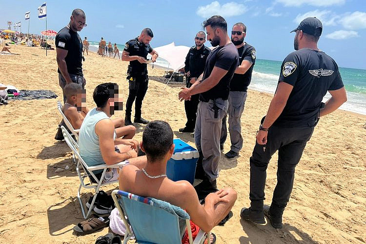 שוטרים בפעולת אכיפה סביבתית בחוף בחיפה (צילום: מייקל טיבי)