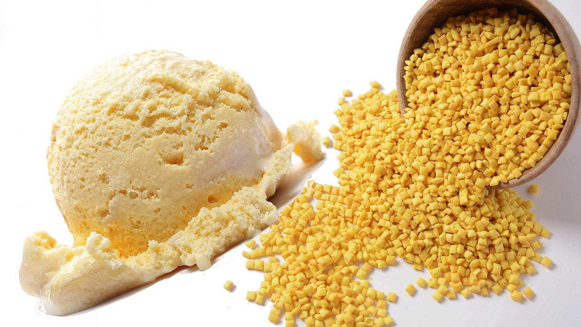 מפגש גורלי. גלידה ושקדי מרק. צילום: Shutterstock