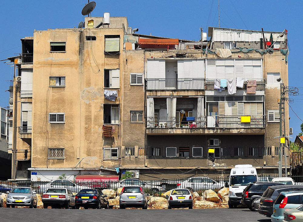 יאללה חמוד, לשפץ ולצופף. בניין ישן בתל אביב (צילום: שאטרסטוק)