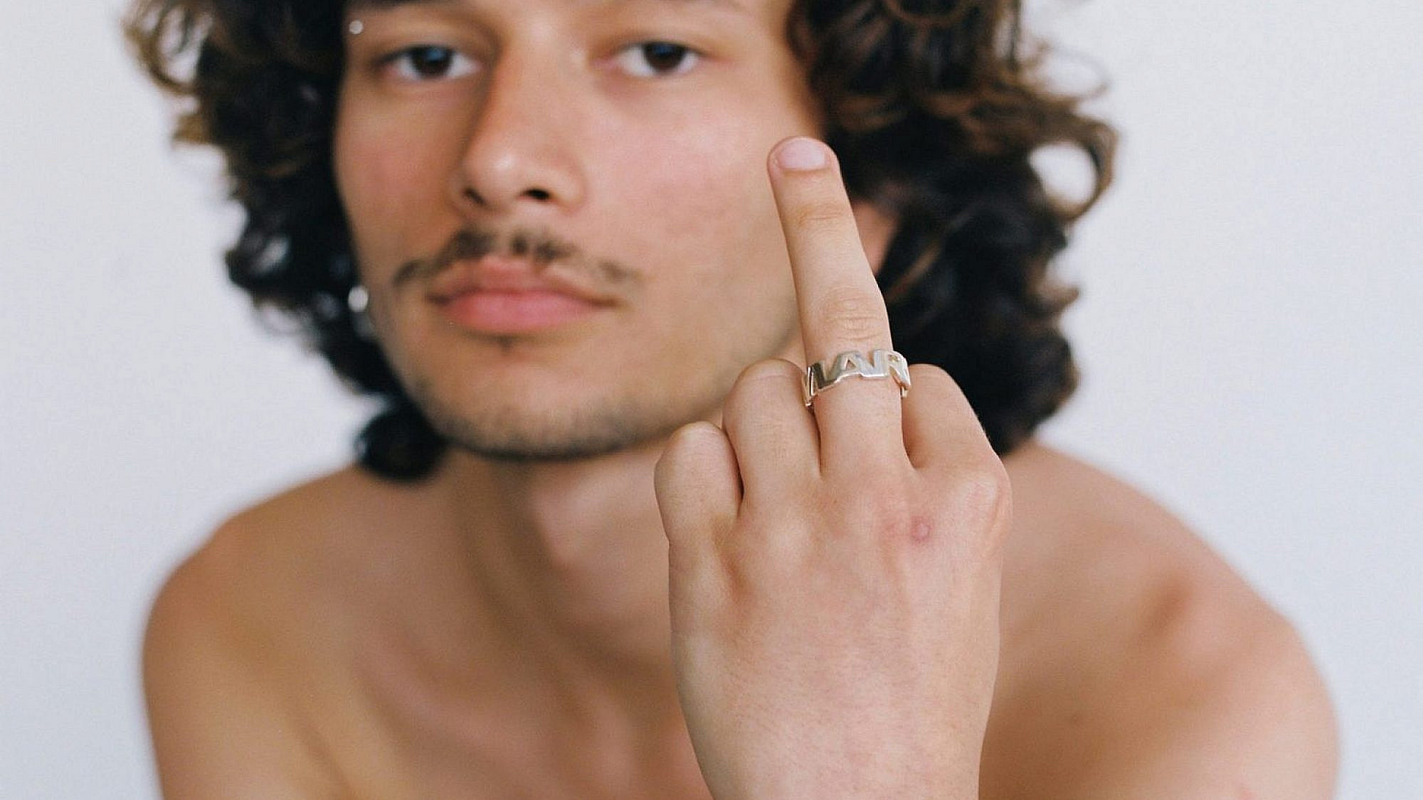 כולם אוהבים אצבע משולשת. הטבעת של רוני בר (צילום: אסף עייני)