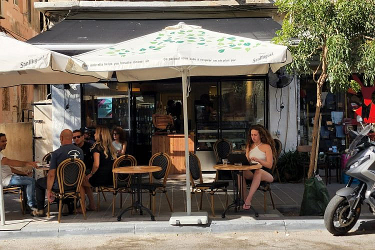 קפה בכרם (צילום יעקב בלומנטל)