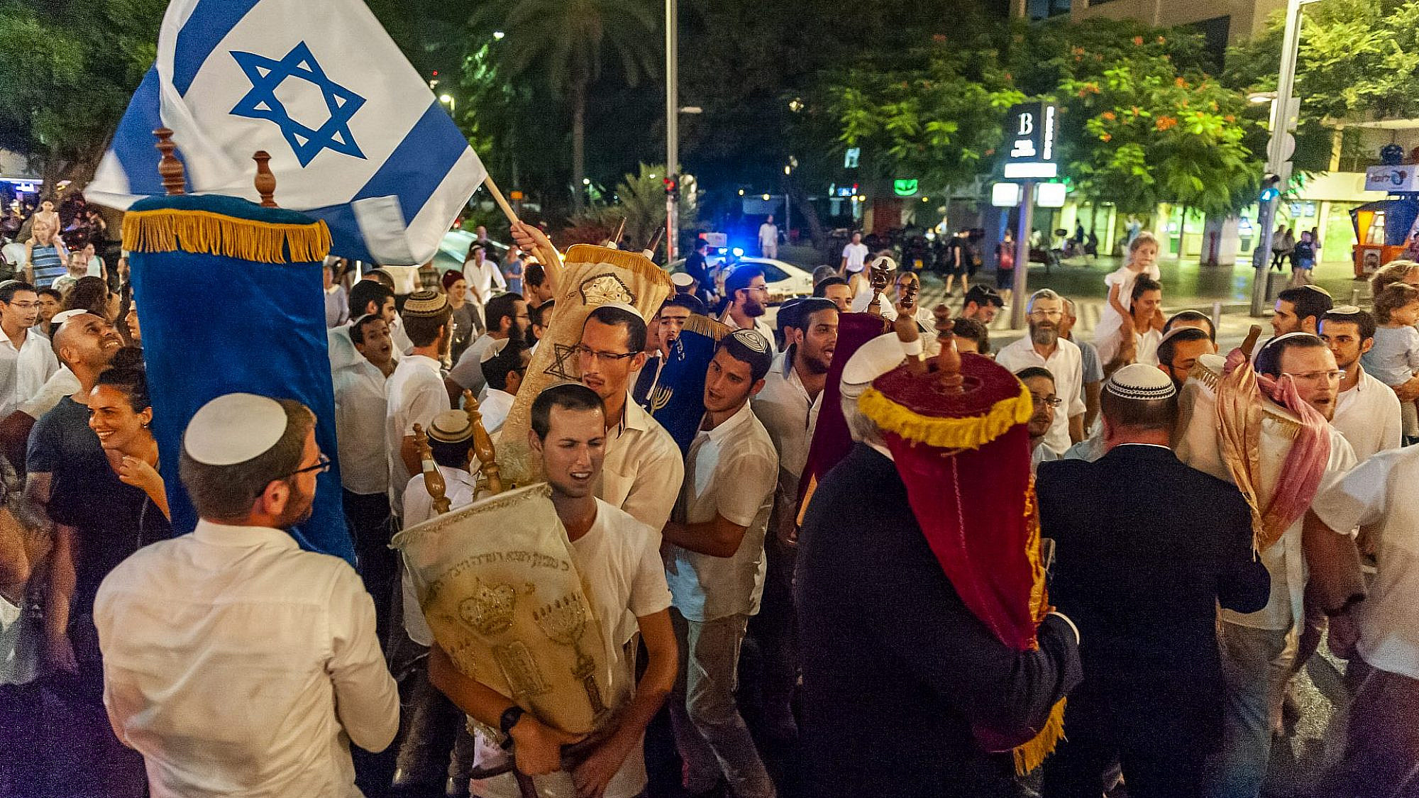 הנה, אירוע דתי בתל אביב ללא הפרדה מגדרית. שמחת תורה בכיכר רבין, 2018 (צילום: גטי אימג'ס)