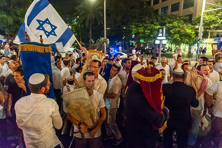 אירוע דתי בתל אביב ללא הפרדה מגדרית. שמחת תורה בכיכר רבין, 2018 (צילום: גטי אימג'ס)