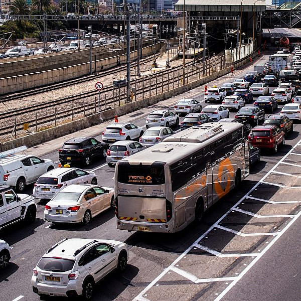 בתמונה: אלפי אנשים מתעצבנים על התחבורה בתל אביב. לא בתמונה: פתרון (צילום: שאטרסטוק)