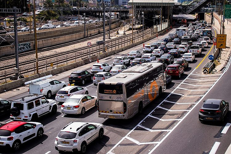 בתמונה: אלפי אנשים מתעצבנים על התחבורה בתל אביב. לא בתמונה: פתרון (צילום: שאטרסטוק)