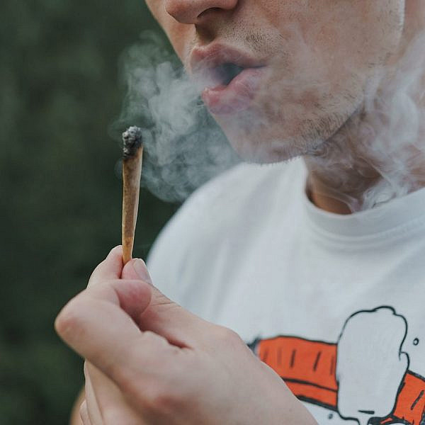 הצורך להרגיש קצת פחות. מעשן קנאביס (צילום: שאטרסטוק)