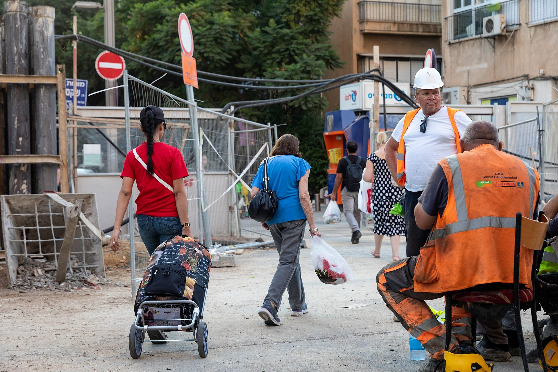 עיר בהריסות. אבן גבירול (צילום: דין אהרוני רולנד) עיר בהריסות. אבן גבירול (צילום: דין אהרוני רולנד)