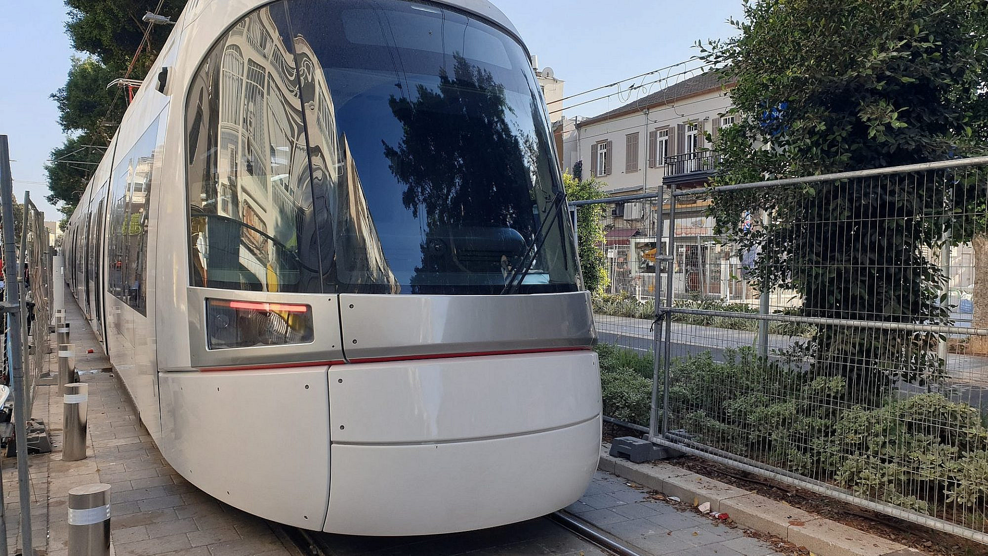 עוד דחיה ועוד דחיה. הרכבת הקלה בנסיעת מבחן בשדרות ירושלים (צילום: שאטרסטוק)