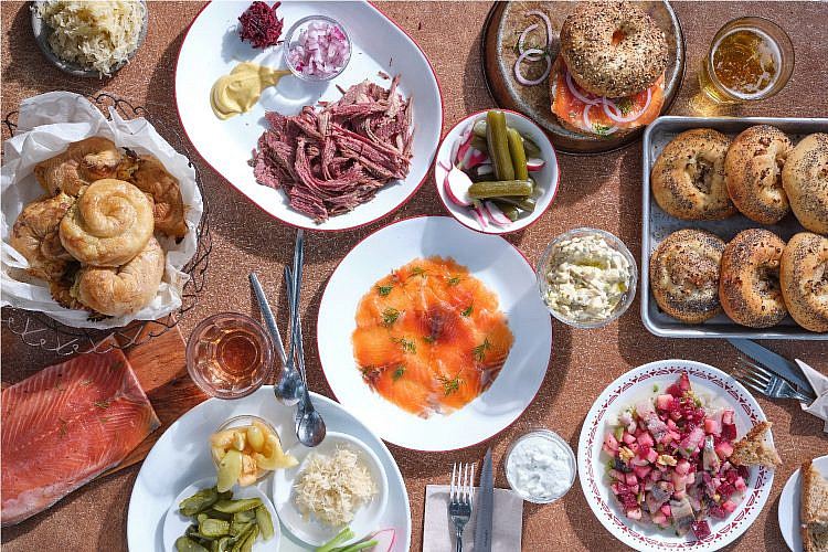 היהודי הטוב. שולחן מלא באוכל יהודי, מסעדת האחים. צילום: אנטולי מיכאלו