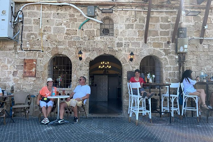 קצת יותר ערבי, קצת פחות קרואסונים קנויים. קפה אסיל (צילום: נועם רון)