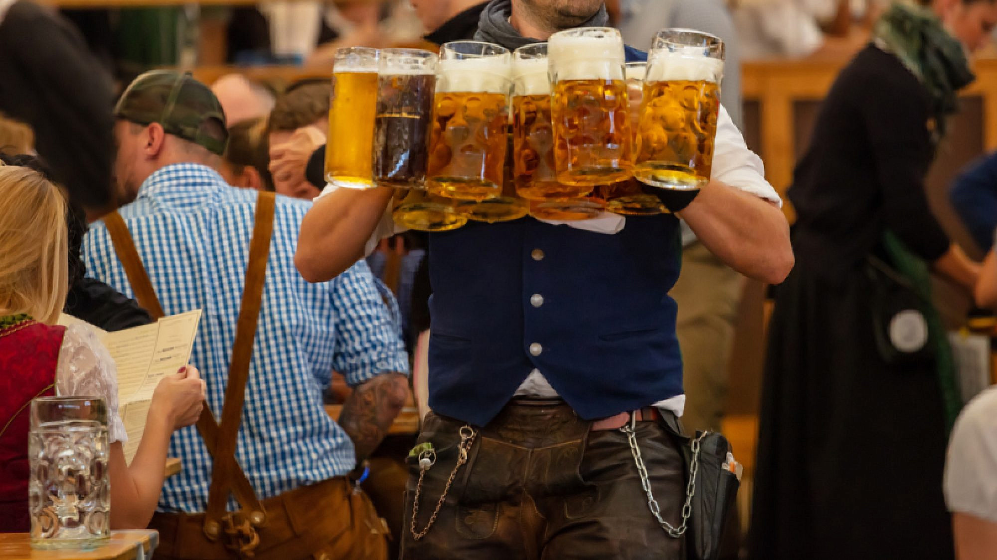 עובדת בונוס: האיש הזה שפך בירה על הרצפה.  צילום: Shutterstock