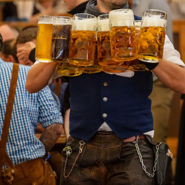 עובדת בונוס: האיש הזה שפך בירה על הרצפה.  צילום: Shutterstock
