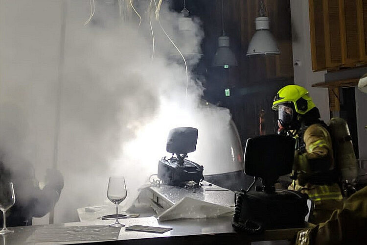 כיבוי השריפה במסעדת יפו תל אביב. צילום: יעל שטוקמן