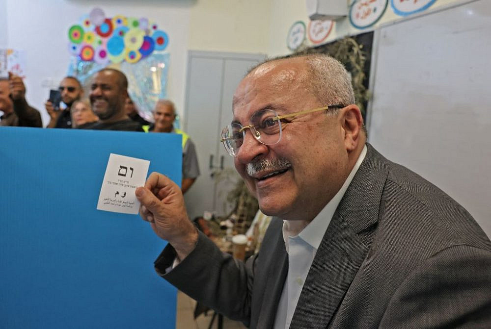מי נוהר? אחמד טיבי בקלפי. (צילום: אחמד גהרבלי/AFP/ גטי אימיג'ז)