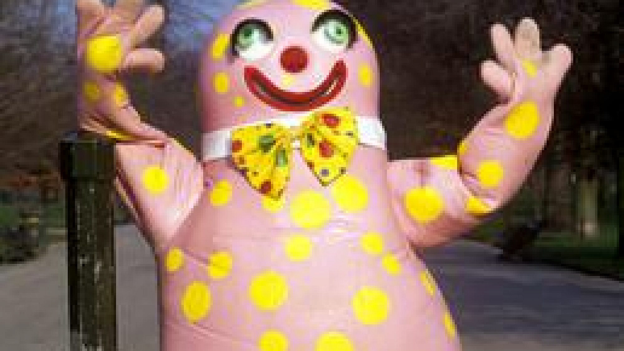 Mr Blobby from the BBC TV programme Noel's House Party. מתוך ויקיפדיה