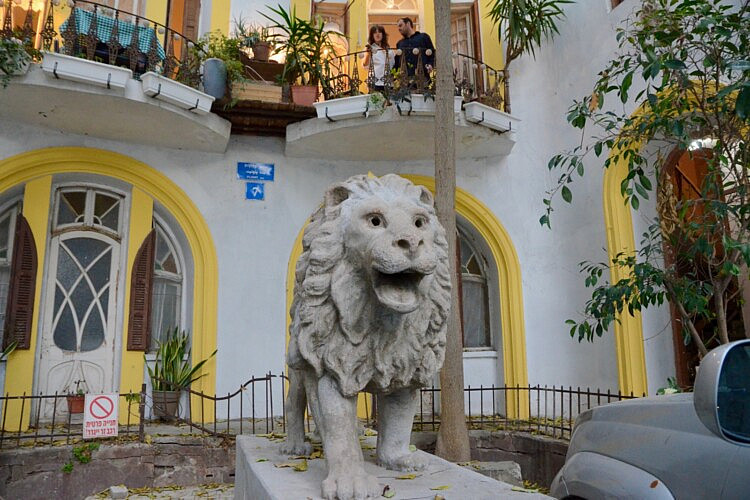לא סמטה כזאת אלמונית. פסל האריה המפורסם, רעות ואלון מעליו (צילום: אריאל ארבל)