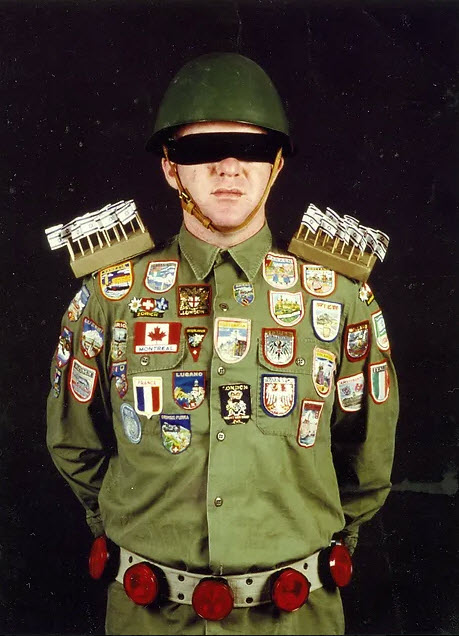 בגד מעבודת פרפורמנס של דני זקהיים. באדיבות האתר ע"ש דני זקהיים בגד מעבודת פרפורמנס של דני זקהיים. באדיבות האתר ע"ש דני זקהיים