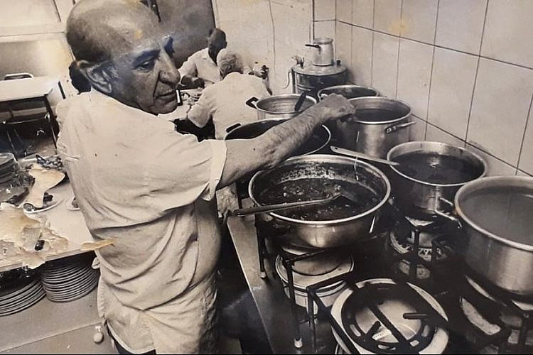 עזרא שרפלר בפעולה במטבח בעזורה (צילום: באדיבות המשפחה)