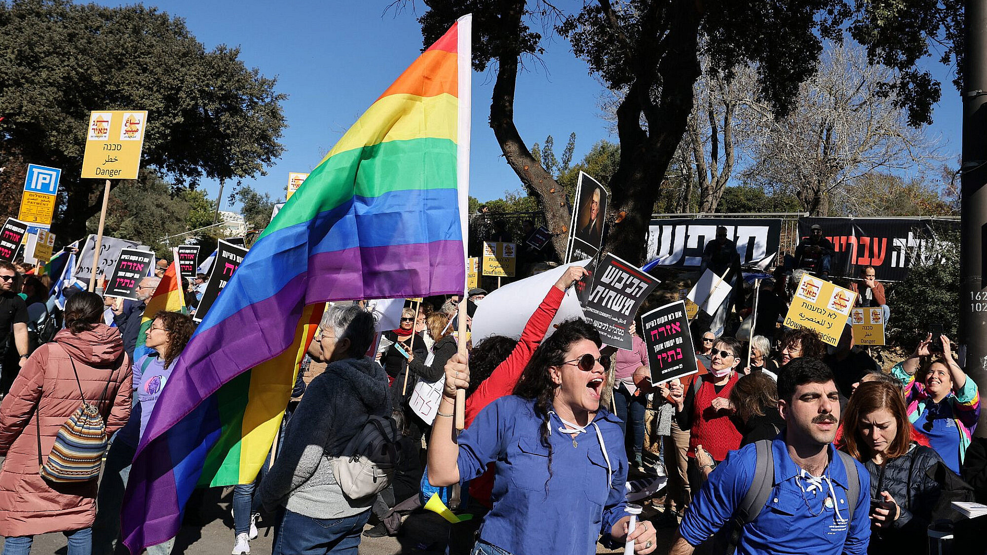 דגל הגאווה בהפגנה מחוץ לכנסת בזמן השבעת הממשלה (צילום: גטי אימג'ס)