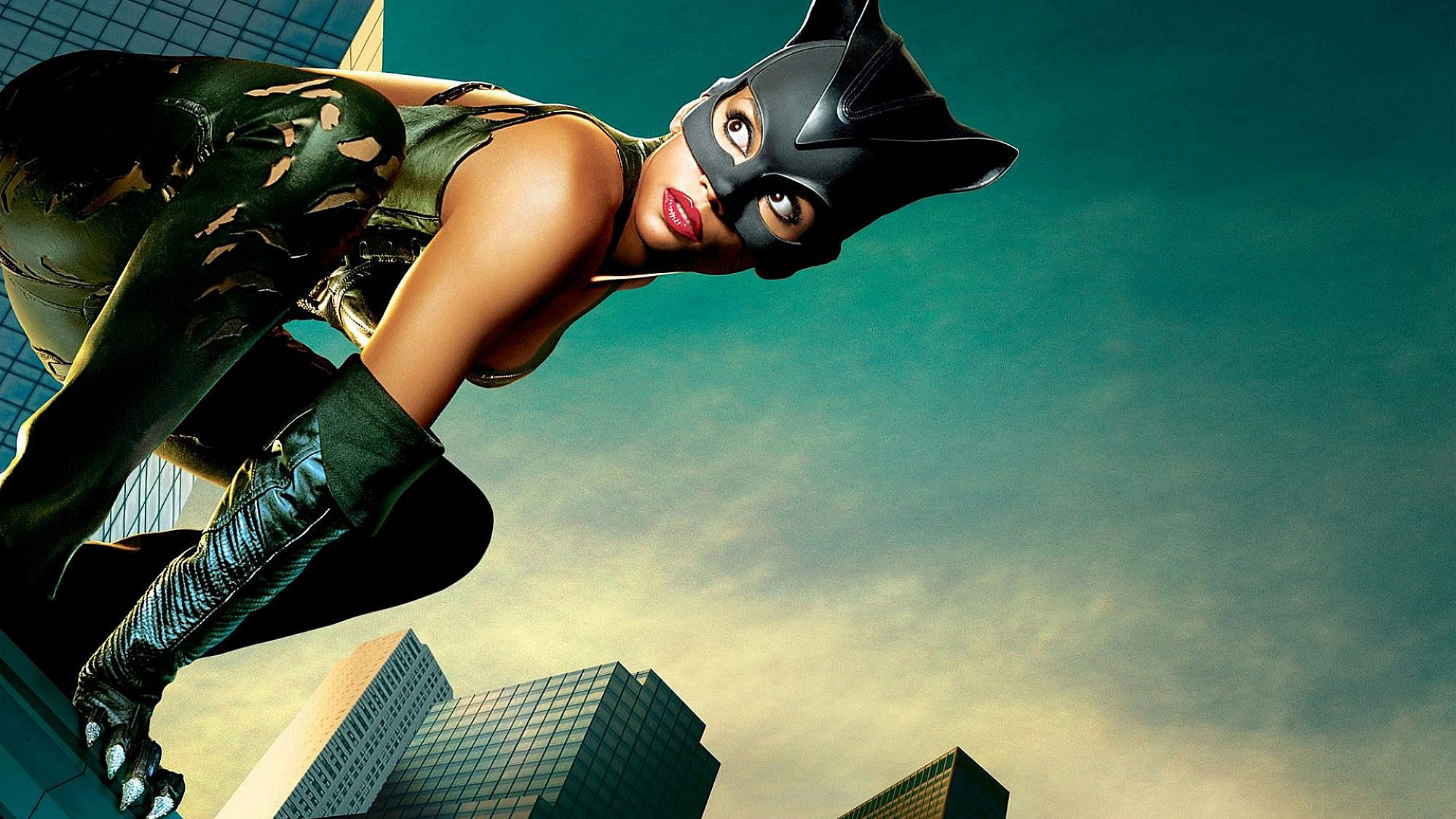 מצילה את העולם מקרם פנים מרושע. האלי ברי ב"אשה חתול" (צילום: יחסי ציבור)