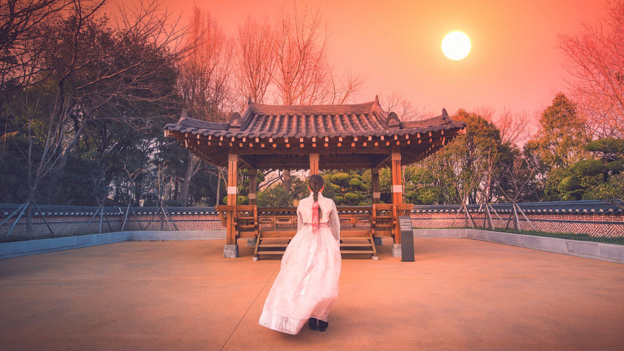 קפיצה קטנה לקוריאה. אישה קוריאנית לבושה בהאנבוק. צילום: Shutterstock