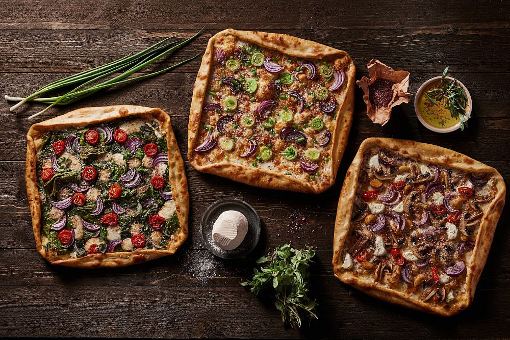 התפרעתם. מגשי "פרא" של דומינוס פיצה והלל גרדי. צילום: דן פרץ