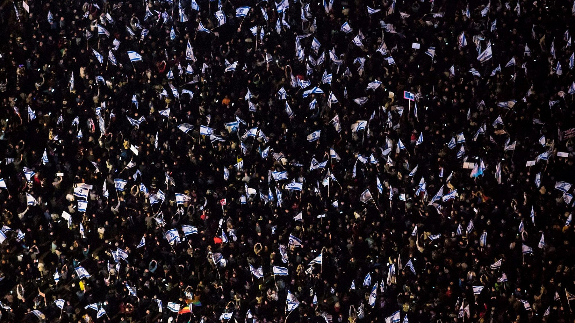 גם הערב, בדומיה ובכאב. המחאה נגד ההפיכה המשטרית, ינואר 2023 (צילום: אמיר לוי/גטי אימג'ס)