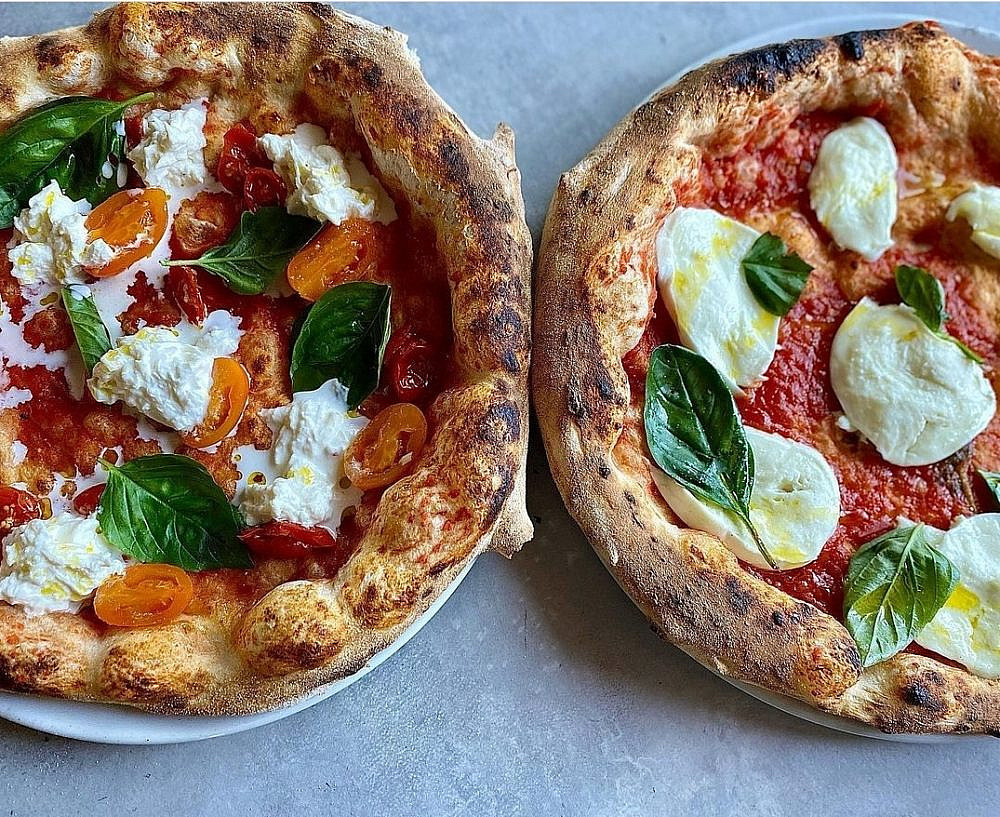 Try it at home.  Homemade pizza by the pizzaiolo, fresh and fresh.  Photography: Nati Salam