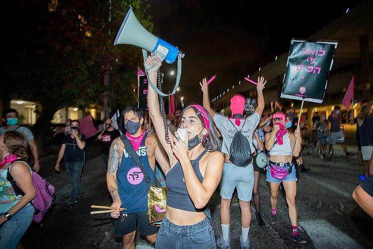 נשים עושות מחאה. ראשון בכיכר הבימה (צילום: אלכס אידלמן/שאטרסטוק)