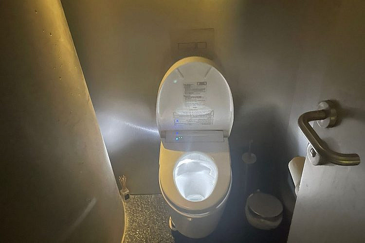 איך אפשר להתעצבן בשירותים שיש בהם אור שיוצא מהאסלה? a (צילום: ליאור סגל)